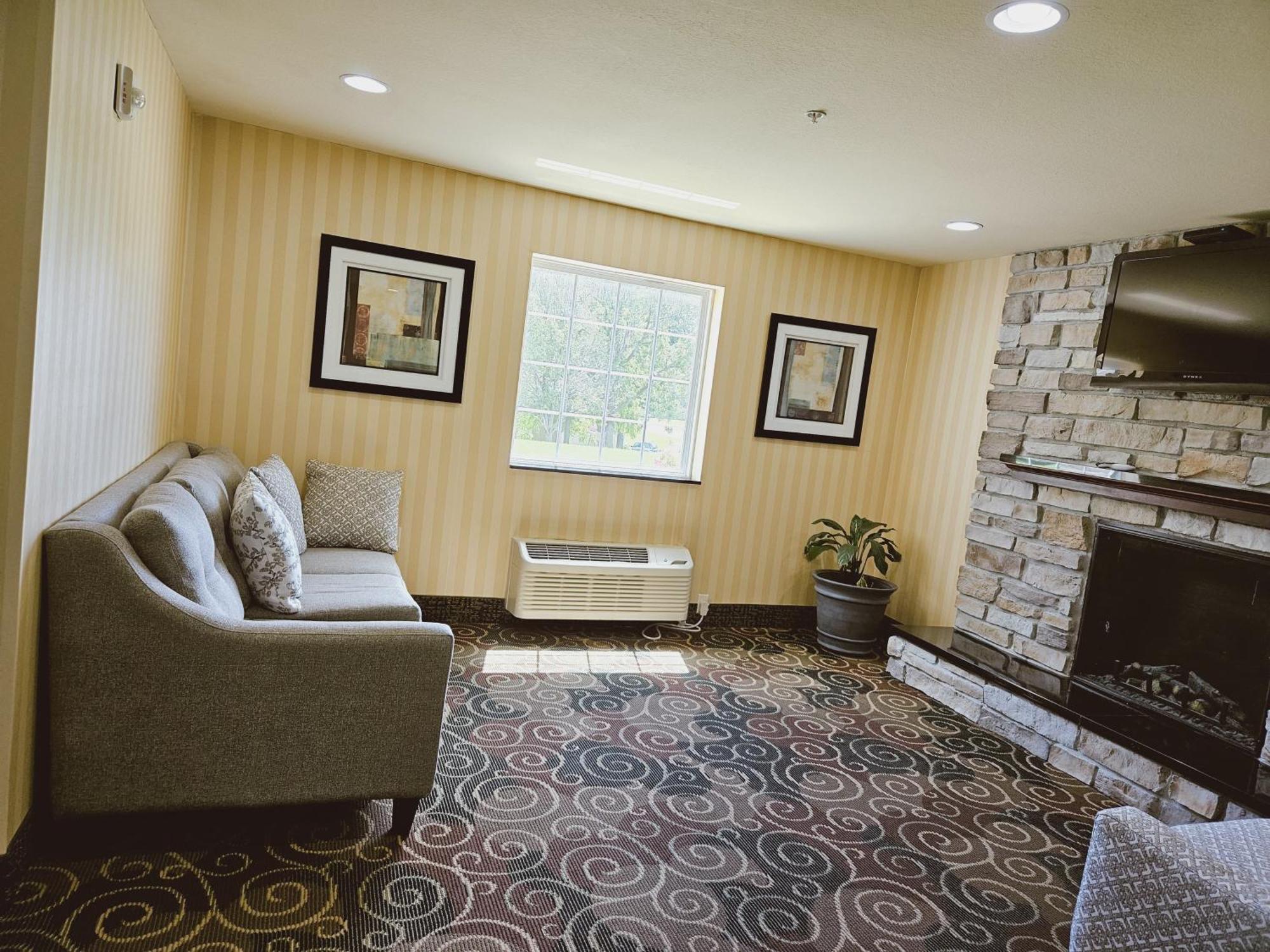 Cobblestone Inn & Suites - Bloomfield Exterior photo